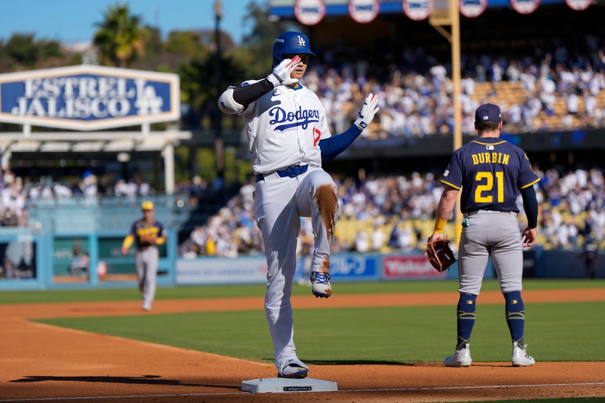 SportsNetLA's tweet photo. WE LOVE LA 💙🤍
#NLCS #Dodgers #Postseason