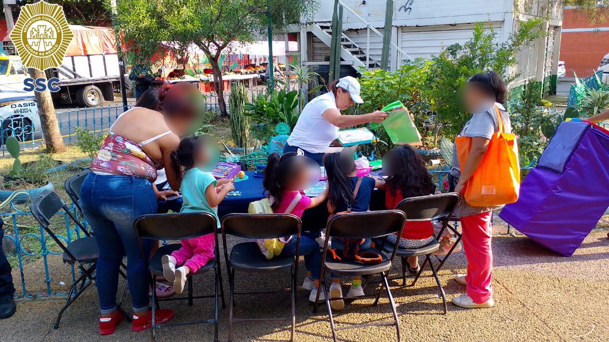 SSC_CDMX's tweet photo. #ColoniasSeguras | Con juegos, pláticas de seguridad y la música del Mariachi “Los Comisarios”, policías del Sector #Oasis junto con personal de la Dirección General de #ParticipaciónCiudadana y de la Dirección de #SeguridadEscolar, llevaron a cabo la #JornadaDeSeguridad en tu Cuadrante en el Quiosco de la Zona Urbana Ejidal #SantaMarthaAcatitla, en la alcaldía @Alc_Iztapalapa, creando de esta manera un vínculo de confianza con las y los vecinos de la zona. 🎶👮🏻♀️👮🏻🎲