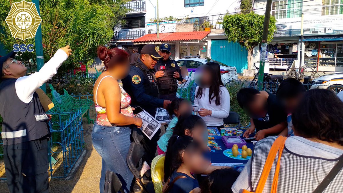 SSC_CDMX's tweet photo. #ColoniasSeguras | Con juegos, pláticas de seguridad y la música del Mariachi “Los Comisarios”, policías del Sector #Oasis junto con personal de la Dirección General de #ParticipaciónCiudadana y de la Dirección de #SeguridadEscolar, llevaron a cabo la #JornadaDeSeguridad en tu Cuadrante en el Quiosco de la Zona Urbana Ejidal #SantaMarthaAcatitla, en la alcaldía @Alc_Iztapalapa, creando de esta manera un vínculo de confianza con las y los vecinos de la zona. 🎶👮🏻♀️👮🏻🎲