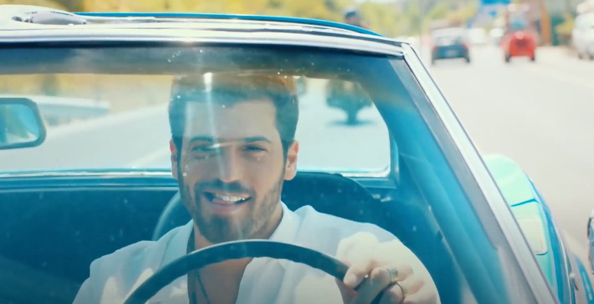 E poiché è già venerdì..Buon #BayYanlışDay❣️con  questa clip di Helena che ci ripropone  #Ezgi ed #Özgür che  scappano  con la  indimenticabile “corvette“ blu..in  cerca di un posto “tranquillo” in cui si diranno finalmente..I❤️you💥
❤️ #BayYanlış #ÖzgeGürel #CanYaman❤️