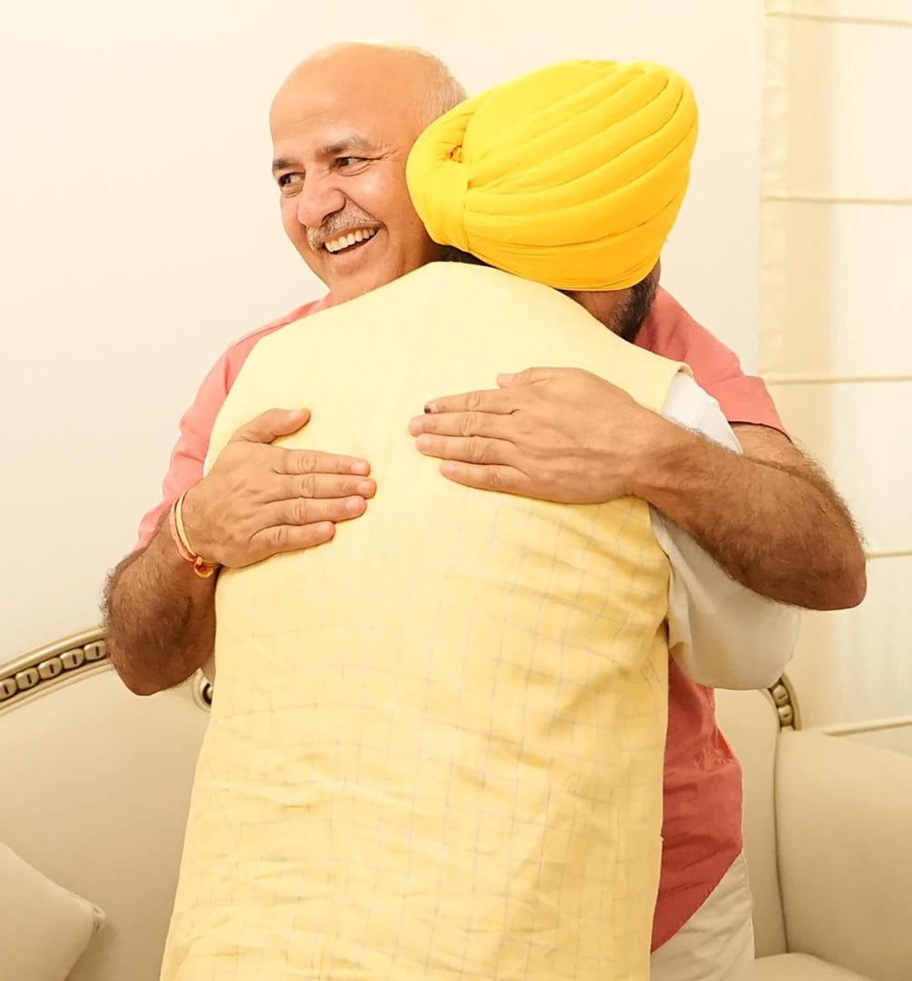 msisodia's tweet photo. मेरे प्रिय मित्र, मिशन रंगला पंजाब के कमांडर, मुख्यमंत्री @BhagwantMann जी को जन्मदिन की हार्दिक शुभकामनाएँ।

भगवान से प्रार्थना है कि आपका “रंगला पंजाब” बनाने का सपना साकार हो।

पंजाब के भविष्य की बागडोर आपके मज़बूत कंधों पर है। भगवान आपको स्वस्थ, खुश और ऊर्जा से भरपूर रखें और आपको लगातार, लंबे समय तक मुख्यमंत्री के रूप में पंजाब के लोगों की सेवा में लगाकर रखें।