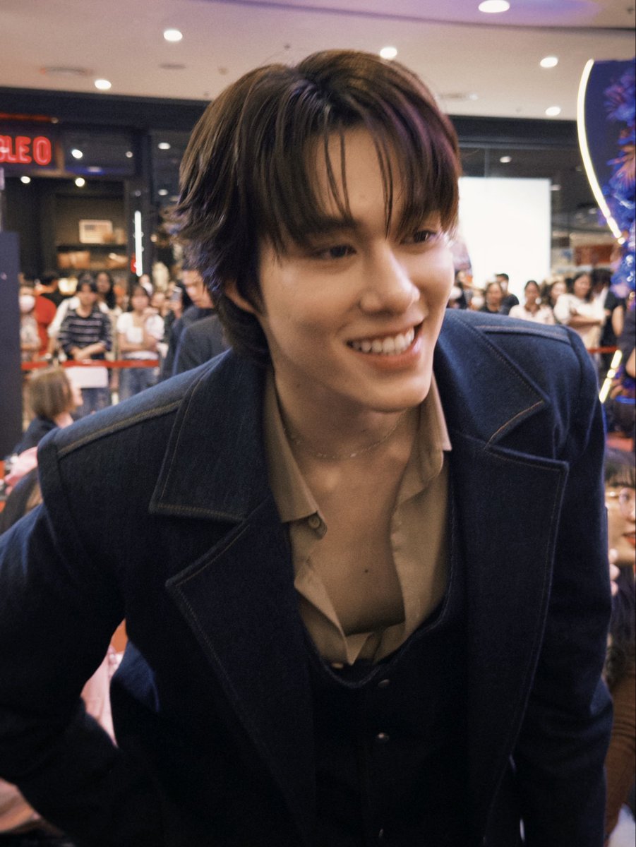 by__pluto's tweet photo. 12.10.25 NANI ON FILM 📸
มีฟค.ใช้ galaxy flip แล้วพี่ดาราเค้าเห็นรูปตัวเองในจอนอก คือยิ้มหวานรีบพุ่งตัวเข้ามาดูแล้วบอก อุ๊ย เฟี๊ยววอ่ะะะ /พรีเซนเตอร์ดีเด่นสุดๆ🥹🤣🫳🏼
— 💝🐱
@Hirunkit_ ꔛ #hirunkit_
#Plutoarchived https://t.co/w7Vq8wPGVf