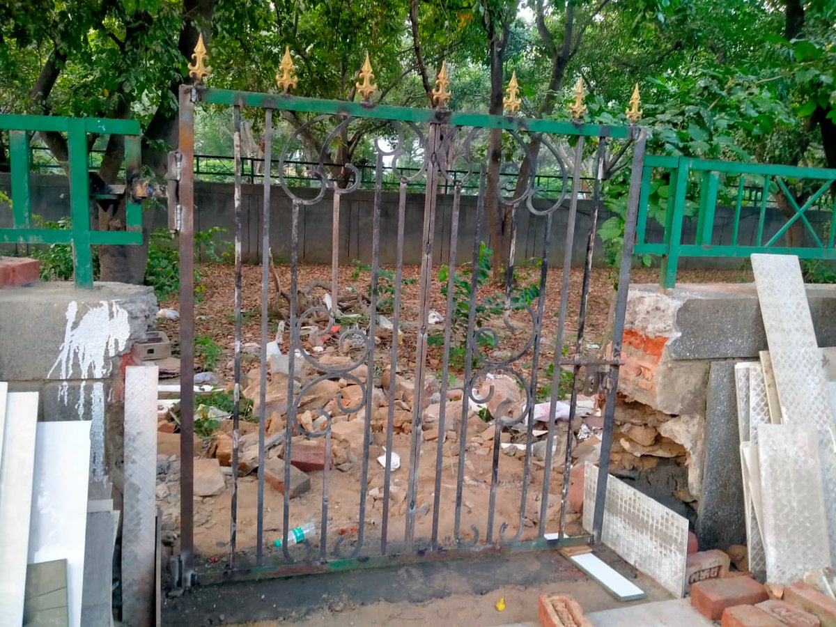 <a href="/CeoNoida/">CEO, NOIDA Authority</a>
<a href="/PankajSinghBJP/">Pankaj Singh</a>
<a href="/ChiefSecyUP/">S.P. Goyal, Chief Secretary, GoUP</a>
<a href="/noida_authority/">NOIDA Authority</a> <a href="/NandiGuptaBJP/">Nand Gopal Gupta 'Nandi'</a> <a href="/myogioffice/">Yogi Adityanath Office</a> <a href="/myogiadityanath/">Yogi Adityanath</a>  
सेक्टर 51 नोएडा D 45 के मकान मालिक द्वारा कल रात के अंधेरे में ग्रीन बेल्ट की दीवार तोड़कर गेट लगवाया गया है जो नियमों के विरुद्ध है तुरंत कार्रवाई करते हुए गेट बंद करवाया जाए