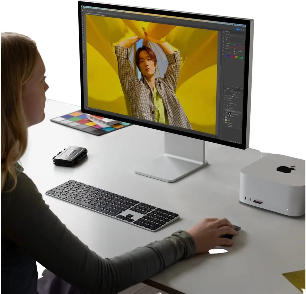 metacom79's tweet image. Zu den weiteren neuen Macs gehören aktualisierte MacBook Airs mit dem M5-Chip. Diese Geräte sollen im Frühjahr auf den Markt kommen. Das Unternehmen arbeitet außerdem an einem aktualisierten Mac Studio, einem Mac mini und zwei externen Mac-Monitoren. (Mark Gurman)