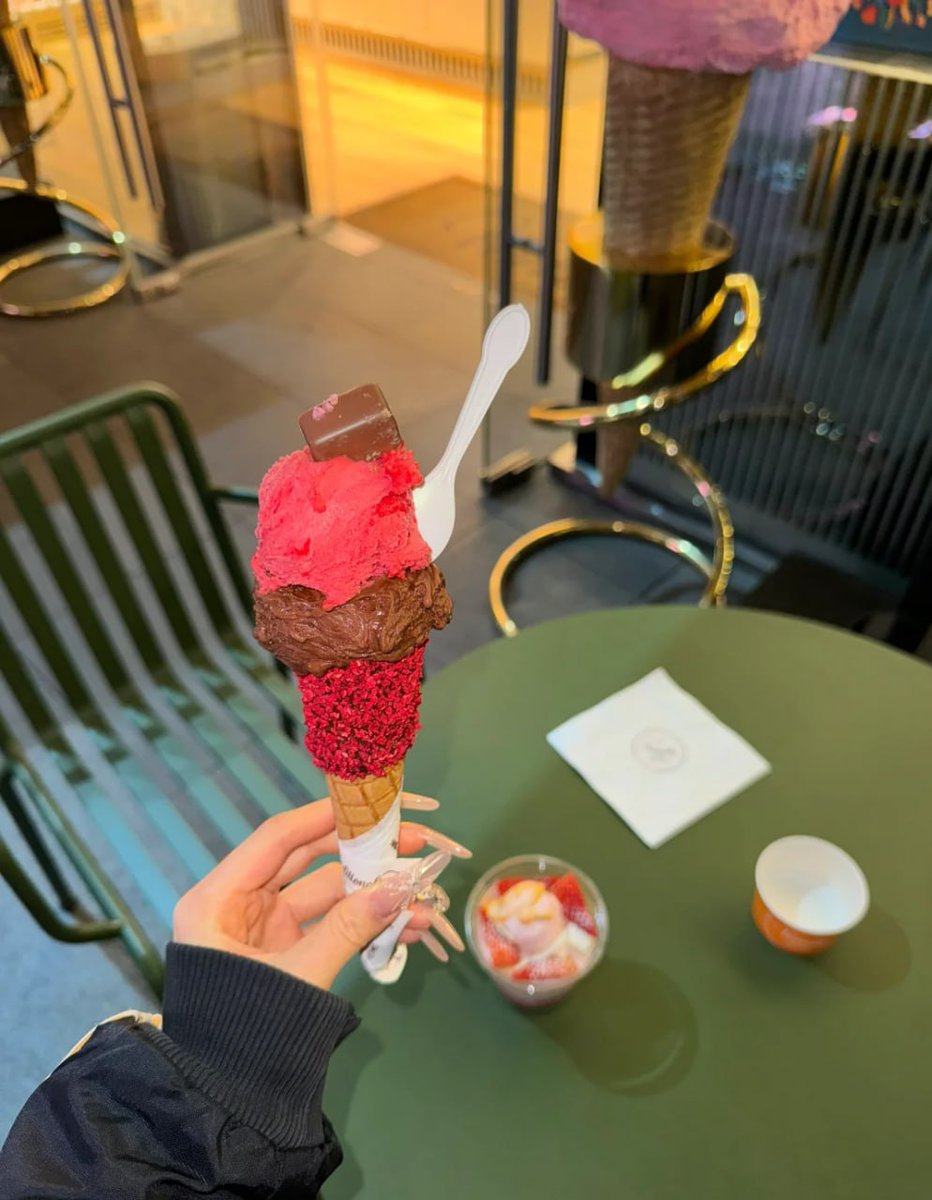 VinndcLayne's tweet photo. It doesn't matter if it's sunny, cloudy, windy, or rainy,  as long as I want to, I'll reward myself with ice cream https://t.co/hZuJ2j2yzO