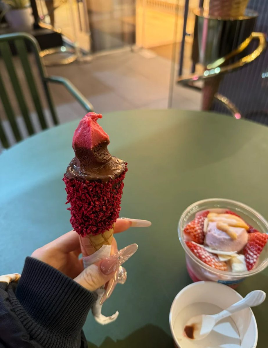 VinndcLayne's tweet photo. It doesn't matter if it's sunny, cloudy, windy, or rainy,  as long as I want to, I'll reward myself with ice cream https://t.co/hZuJ2j2yzO