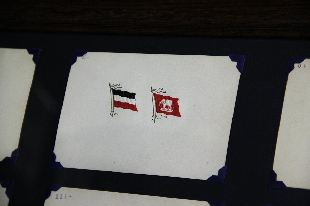 ใส่กรอบกระจก พร้อมให้ทีมงานมาบันทึกเทปพิเศษ "ธงแห่งเอกราชชาติสยาม" เนื่องใน #วันปิยมหาราช เพื่อออกอากาศวันที่ 23 นี้แล้ว