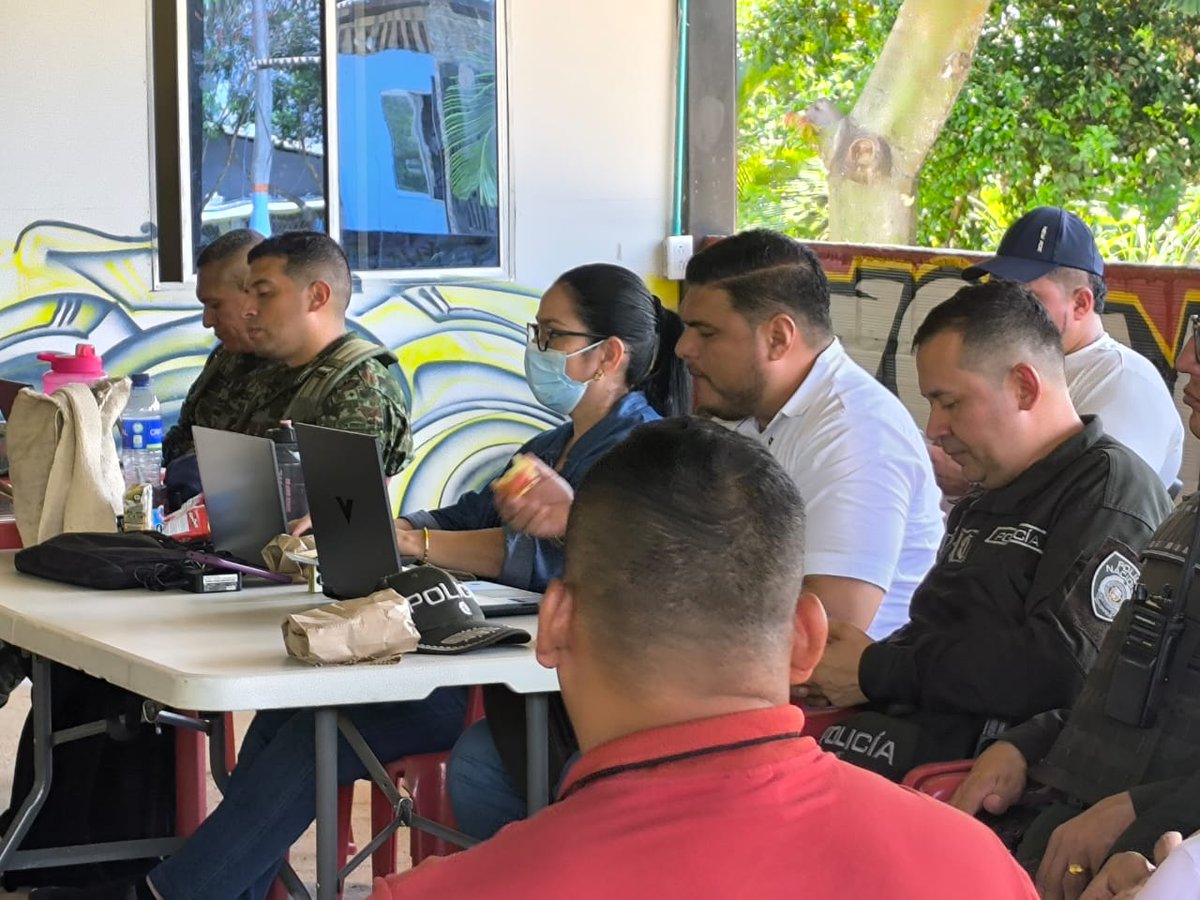 CNRCOMUNES's tweet photo. #FelizJueves En Agua Bonita se reunió el #PMUV con instituciones y comunidades.
Lo urgente quedó claro, las garantías de seguridad son insuficientes esquemas con fallas, falta de combustible para talleres, la ausencia de la @UNPColombia en la mesa y el atentado contra un líder local exigen respuesta inmediata.
No podemos normalizar la vulnerabilidad✊