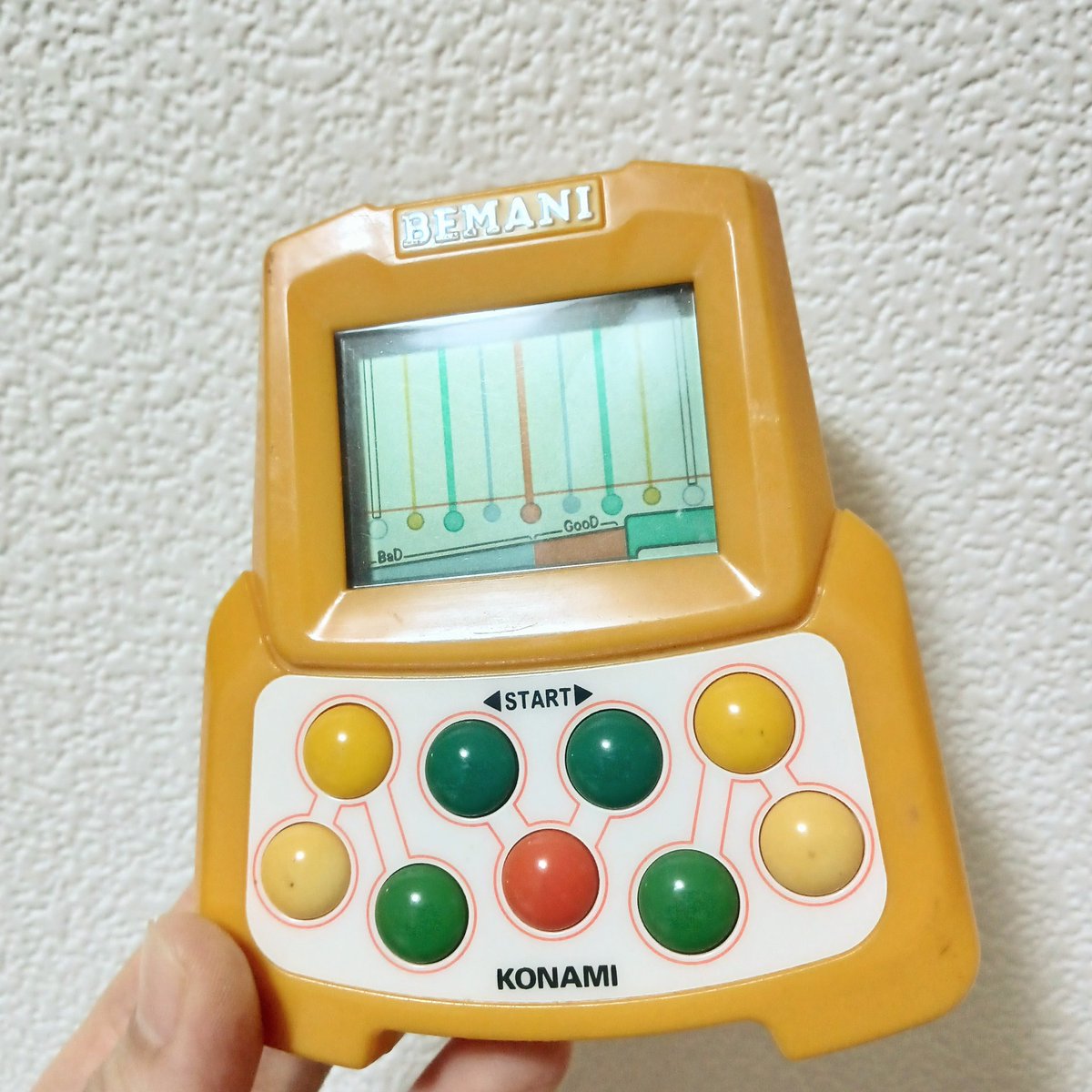 旦那実家の片付けしてたらなんか発掘された！！
だいぶ変色してるけど動くのかな…