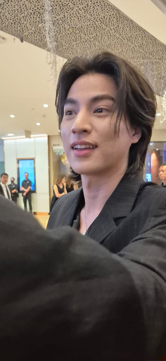 Looking at him this close made me tremble, luckily I didn't faint 😂😂