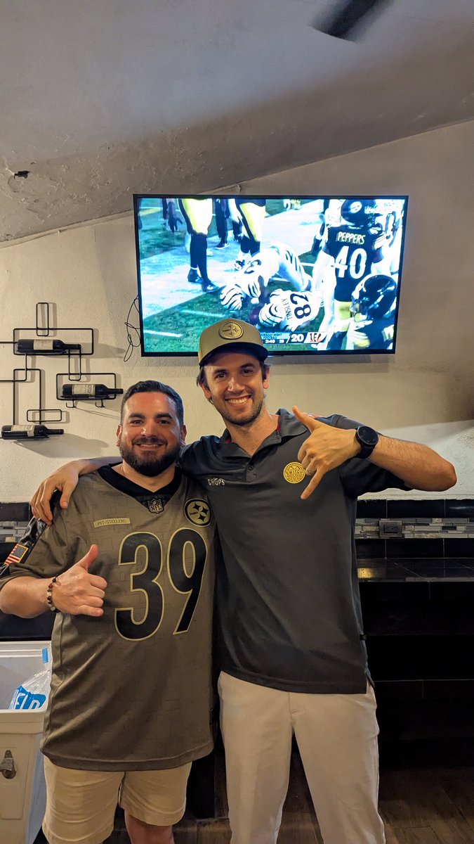 enava10's tweet photo. Saludos desde Monterrey #GoSteelers @FOXImpactoNFL @FOXSportsMX https://t.co/bqMCQ0xv8n