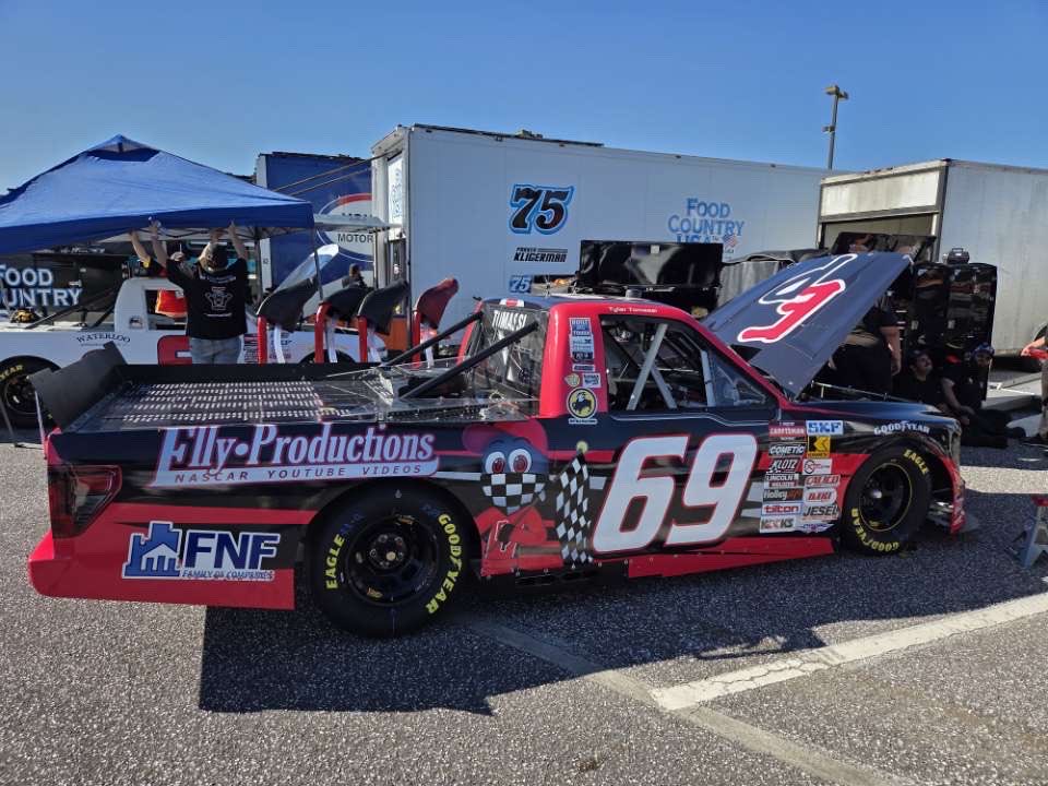 TomassiTyler's tweet image. Tech day complete! 

Ready to roll tomorrow for 85 laps around the @TALLADEGA SuperSpeedway!