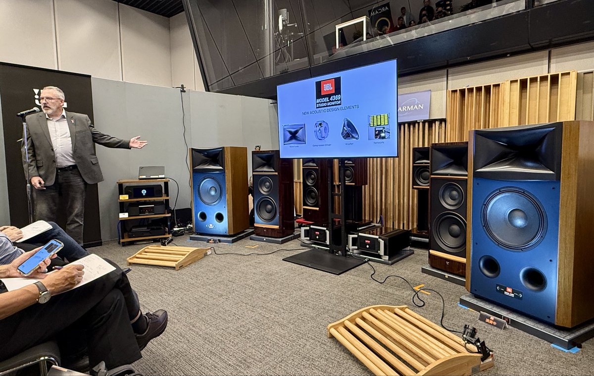 そしてなんと！ 世界に先駆けて、新製品のスタジオモニターのフラッグ