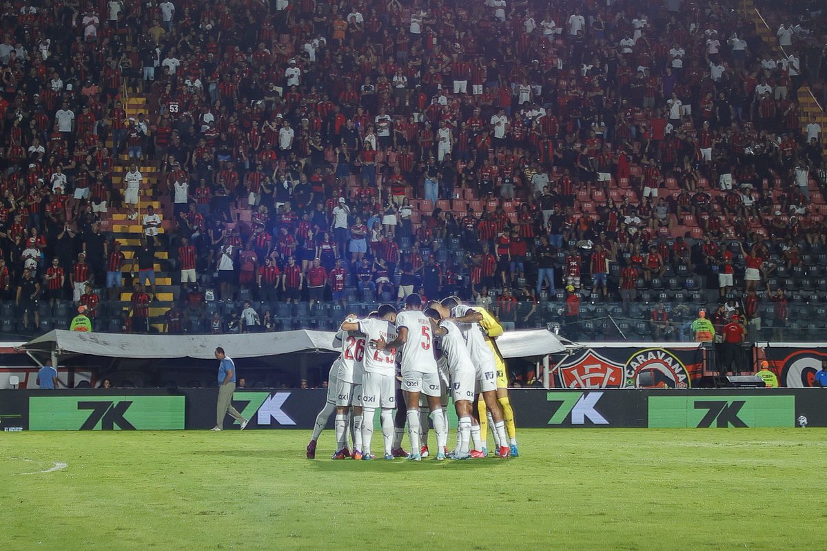 Pela 28ª rodada do Brasileirão, o Bahia é derrotado pelo Vitória no Barradão: 2 a 1. Esquadrão volta a campo contra o Grêmio, domingo, na Fonte Nova.