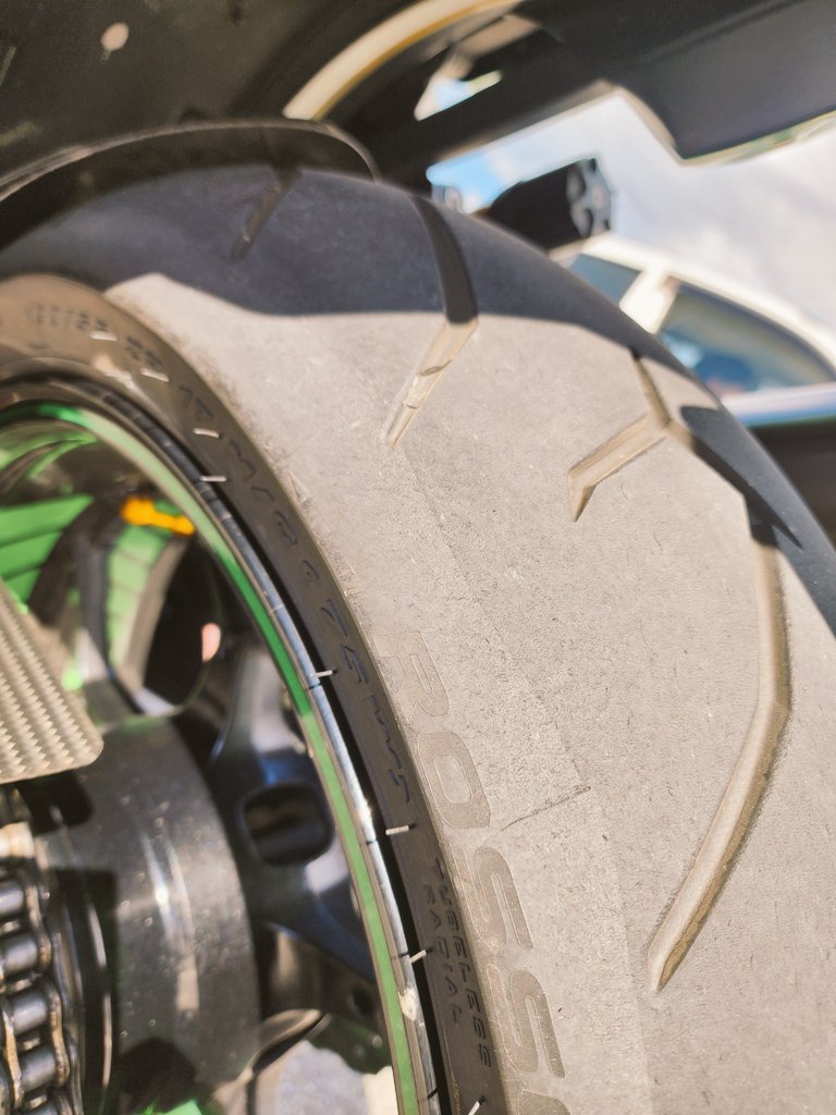 DM44074871's tweet photo. 皮剥き終了‼️
切り返し、よっこいしょだけど、いいタイヤだ😁充分😆
#ZX14R
#ROSSO2 https://t.co/BlZh51rNyZ