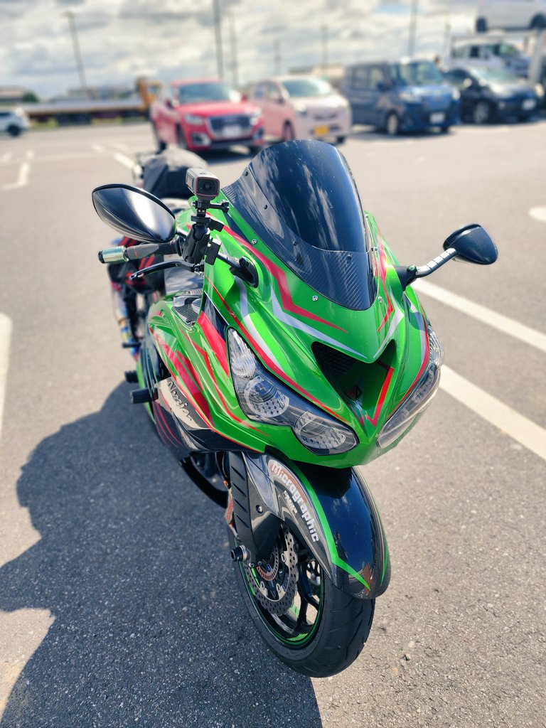 DM44074871's tweet photo. 皮剥き終了‼️
切り返し、よっこいしょだけど、いいタイヤだ😁充分😆
#ZX14R
#ROSSO2 https://t.co/BlZh51rNyZ