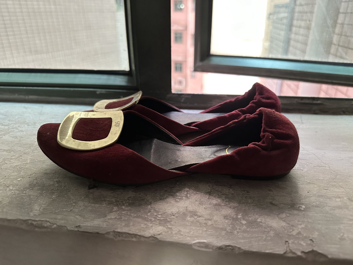 ZeroSong123's tweet photo. 群里有视频 可以加入哦 刚好今天送单送到这个小区 刚好这个顾客有一双rv直接拿来胶了再说 #扫楼 #打胶 #射鞋 #高跟鞋 #丝袜 #内衣 #内裤 https://t.co/mrASQC32zR