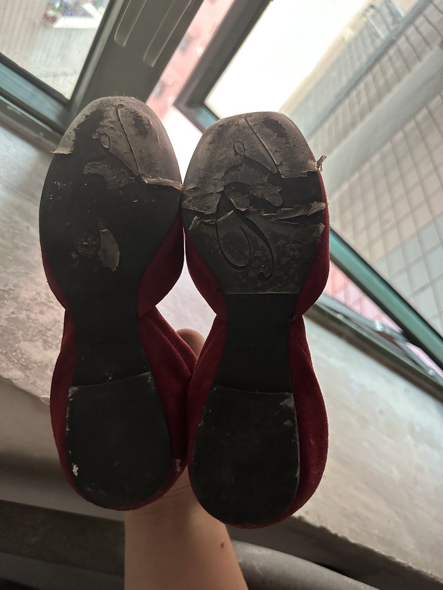 ZeroSong123's tweet photo. 群里有视频 可以加入哦 刚好今天送单送到这个小区 刚好这个顾客有一双rv直接拿来胶了再说 #扫楼 #打胶 #射鞋 #高跟鞋 #丝袜 #内衣 #内裤 https://t.co/mrASQC32zR