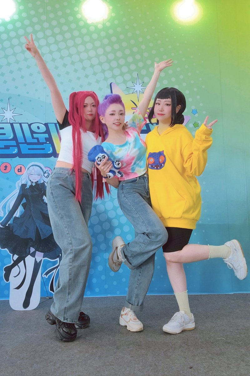 늦은 웹페 후기..
하루의 영업으로 헌트릭스 사복으로 다녀왔어요! 짐보관소 없데서 탁월한 선택이었음. 옷은 다 입고 gtx타고가서 가발만 쓰구.. 편했다😊
컨텐츠 엄청 많이 찍었네요~ 숏츠 하나 2천만 나왔지요! 
아무거나 가져오기는 아직두 편집 못했다.. 재밌다 우리 멤버✌️
#웹페후기