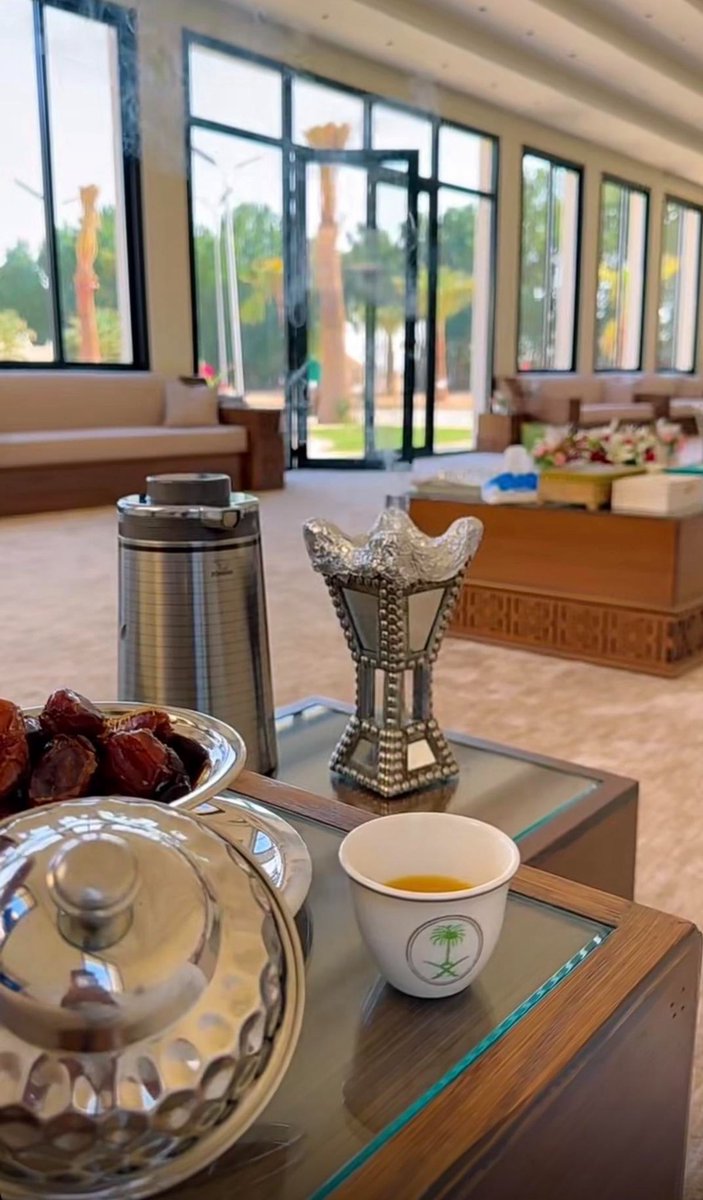 تمرك العـابرين . . وما تسلم عليـك 
الا غريـبٍ . . طـوته الارض بسنينهـا 
قال أنت جالس لحالك تنتظر من يجيك 
قلت أنتظر نفسي اللي ما أعرف وينهـا . !
#صباح_الخير