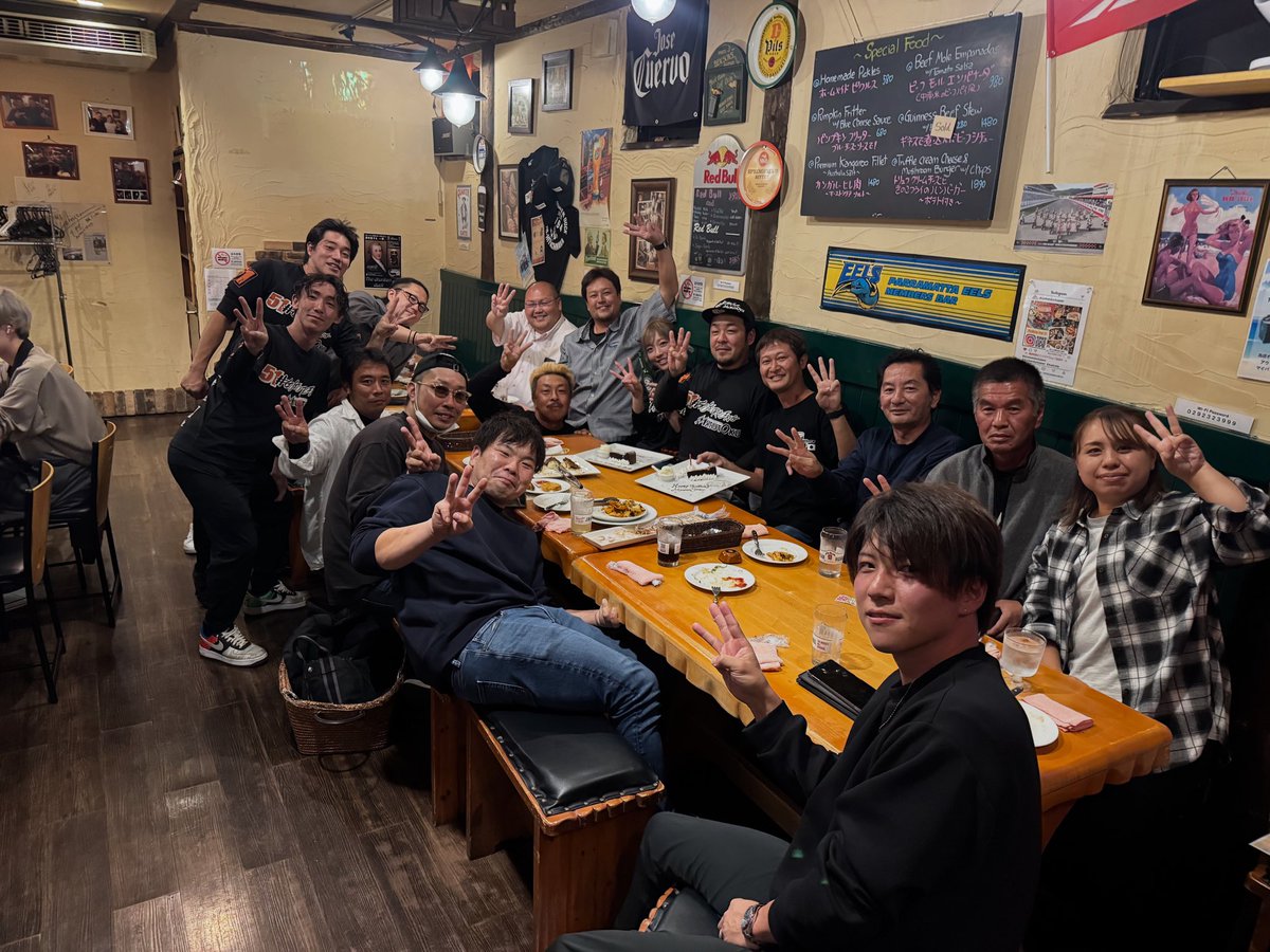 TIRE_SCI's tweet photo. D1 Lights Rd.8での3位祝勝会を開いていただきました
優勝したかのように盛大で楽しかったです🥹

お集まりいただいた皆様、お祝いをくださった皆様、遠くから来てくださった横井さん、ありがとうございました🙇‍♀️

次は優勝して祝えるよう GoGoRacing 一同頑張ります🔥
#GoGoRacing https://t.co/HN5ZjfnfUf