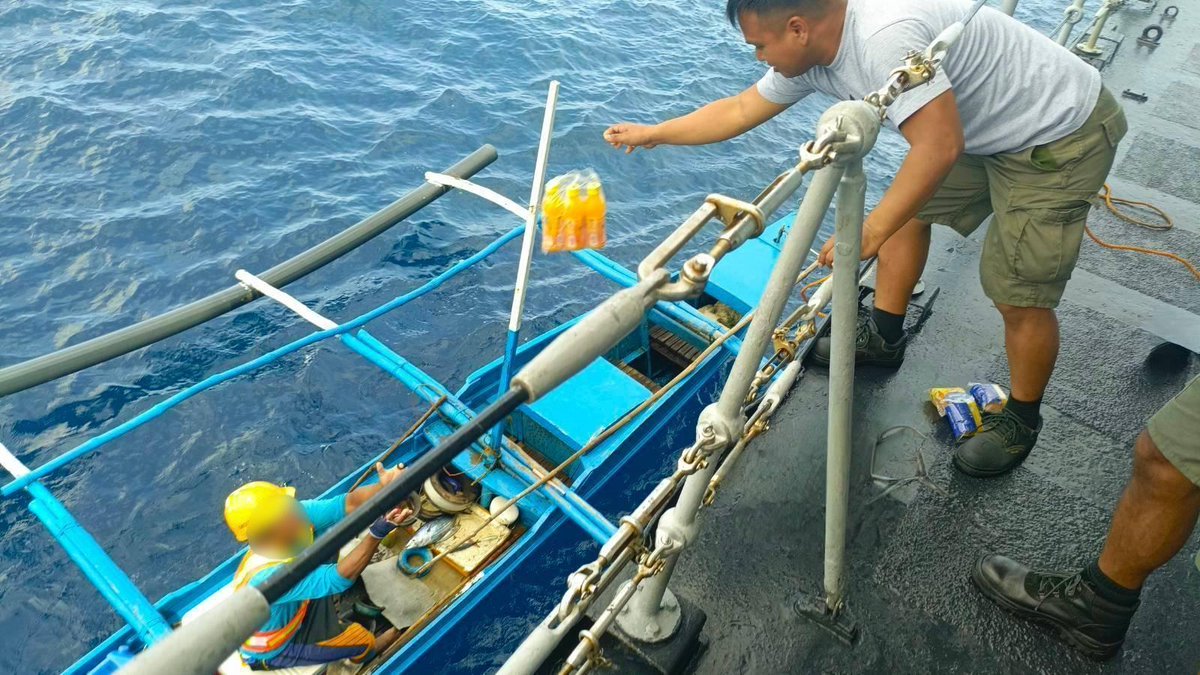 Philippine_Navy's tweet image. TO THE RESCUE | PH #Navy’s BRP Emilio Jacinto rescues Stranded Fisherman off Cagayan Waters
👉🏽web.facebook.com/share/p/1AkhGL…
#ProtectingtheSeasSecuringOurFuture
#ModernandMultiCapablePHNavy
#OneAFPOnePhilippines
#StrongAFPStrongPhilippines