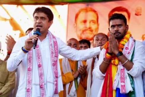 📍 బచ్వారా, బీహార్
ఈరోజు, IYC అధ్యక్షుడు ఉదయ్ భాను IYC గారు బీహార్ యూత్ కాంగ్రెస్ అధ్యక్షుడు, INDIA కూటమి అభ్యర్థి అయిన శివ్ ప్రకాష్ గరీబ్ దాస్ గారి నామినేషన్ కార్యక్రమంలో పాల్గొన్నారు. ఈ సందర్భంగా ఆయన ఉత్సాహంగా ఉన్న ప్రజలనుద్దేశించి ప్రసంగించారు!
