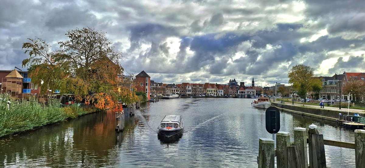 Goedemorgen 🍂 Vandaag houden we nog even het bekende plaatje. Grijs, soms een streepje zon, lokaal een buitje. Morgen wordt zo’n dag om naar uit te kijken: droge oostenwind en volop zon. De nachten verlopen in het weekend flink kouder! 📷 Jos Hermans. buienradar.nl/nederland/weer…