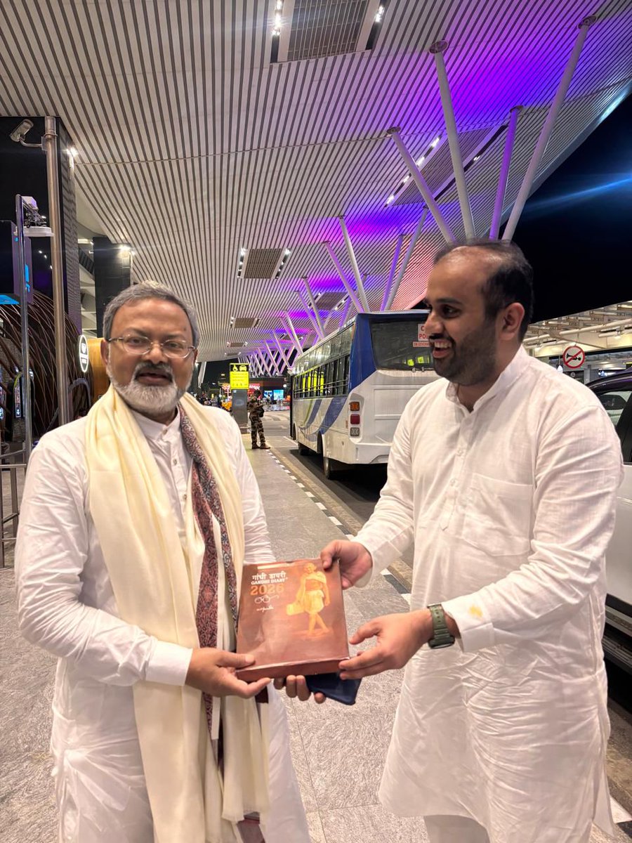 NischithKr's tweet photo. Every year after Gandhi Jayanthi, I follow a small tradition — gifting a Gandhi Diary for the coming year to individuals who are working for the well-being of society.
This year, the first diary was presented to Mr. Manoj Kumar Bharti  State President of the #jansuraajparty https://t.co/WIjoWVWV4x