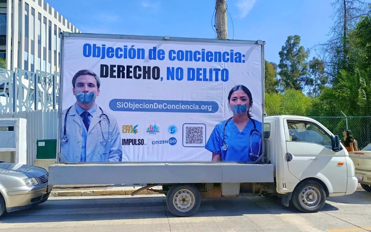news_vaticano's tweet photo. Médicos protestan contra iniciativa que busca limitar la objeción de conciencia en Puebla, México https://t.co/WehUjrgJme https://t.co/KIHh880yZR