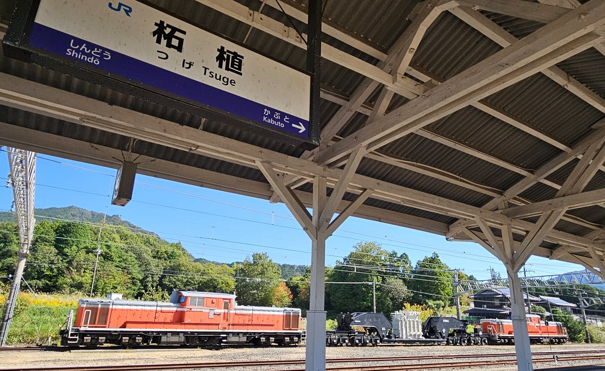 柘植駅名標とDD51PP+シキ850

こういう写真はスマホの方がいいね
