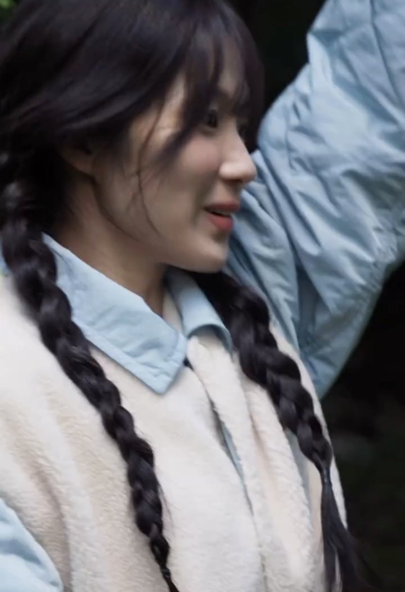 lilymelodies's tweet photo. can’t wait for the photos look at her aaaaa my pretty baby T____T https://t.co/FM6QgNFhhD