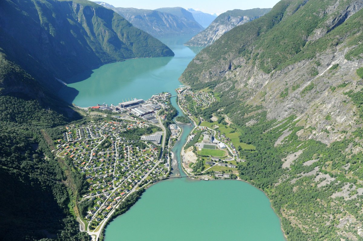 Nature Årdal
Mountains close in around quiet water.
Light moves softly across the valley —
a silence only the wind dares to break.
Here, nature still speaks in its own language.
No. 50631770
#Nature #Årdal #Norway #lassetur