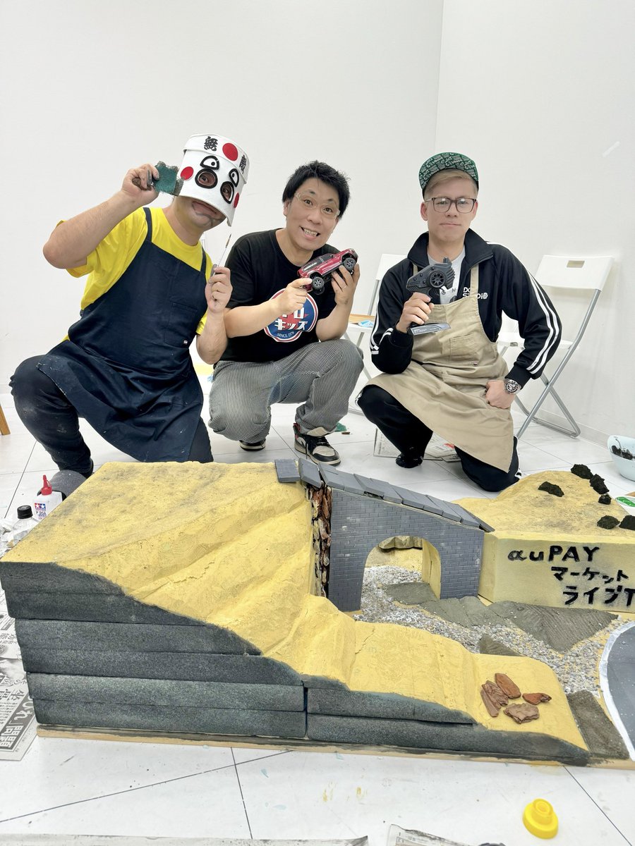 昨日は一日中ラジコンのジオラマ🌲作りをしてました🚗 12時間かかって