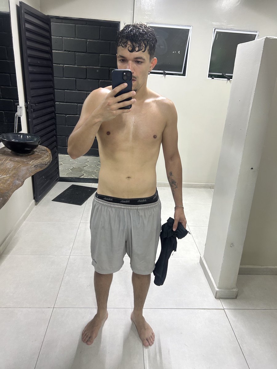 BRrafael_'s tweet photo. Pós 4h00 de vôlei de praia 😮‍💨 https://t.co/Ugr6NtA5O5