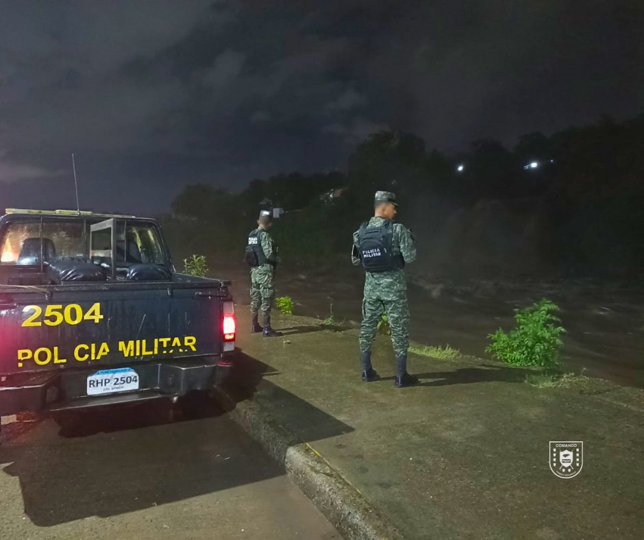 PMOPHN's tweet photo. #PlanDeAuxilioXXI | Las @FFAAHN a través de la Policía Militar del Orden Público (#5BPMOP) realiza labores de monitoreo y verificación de caudal en la Quebrada Los Sipiles, ubicada en el Barrio Abajo, a inmediaciones del Mercado Las Américas, como parte de las acciones del Plan de Auxilio Siglo XXI.

#FFAAHN #PMOPHN #EjércitoDeHonduras #200AñosAlServicioDeLaPatria