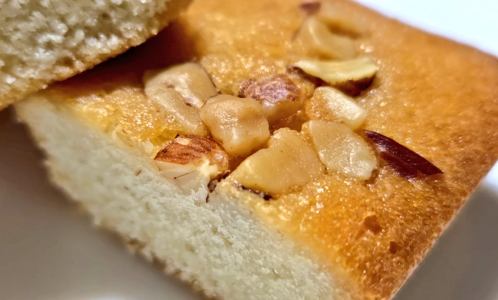 【発酵バター香るアーモンドフィナンシェ】
ファミマ 229kcal
5.0
食べるとしっとりほろっとした食感で
噛むごとにじゅわっとバターの風味がが口一杯に広がり
更に上に乗ったアーモンドの食感と香ばしさが加わり
めちゃくちゃうま
紅茶と共に優雅な午後を過ごしたくなる