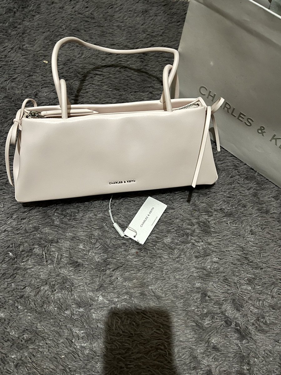 Hnnnia's tweet photo. Wts tas charles and keith, belum pernah dipakai sama sekali. 
harga beli di website, 1.385 tanggal 30 agustus. aku jual 1 juta aja. Thank you https://t.co/C0peUpfZWr