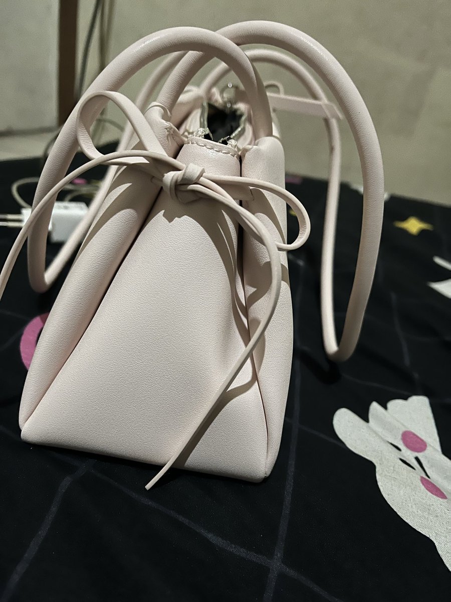 Hnnnia's tweet photo. Wts tas charles and keith, belum pernah dipakai sama sekali. 
harga beli di website, 1.385 tanggal 30 agustus. aku jual 1 juta aja. Thank you https://t.co/C0peUpfZWr