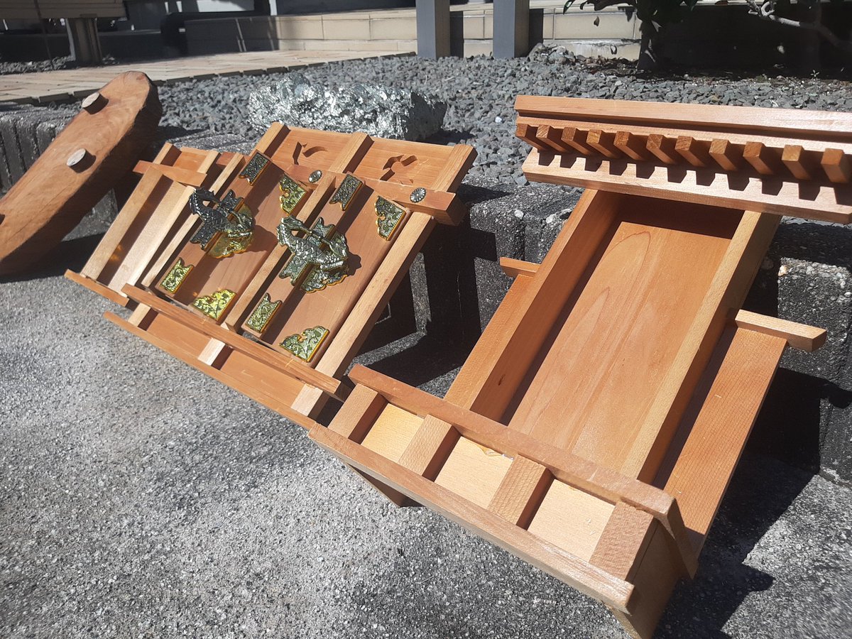 nasfyuki's tweet photo. もうひとつ神棚もらった。シャワーで洗って天日干ししている。その後地元の神社にもっていって神棚引っ越し報告にいく。 https://t.co/Oq4QkweSHU