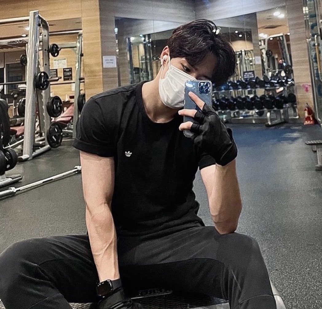 KJSdaily's tweet image. junseo gym mirror selcas 🫠

#김준서 #KIMJUNSEO