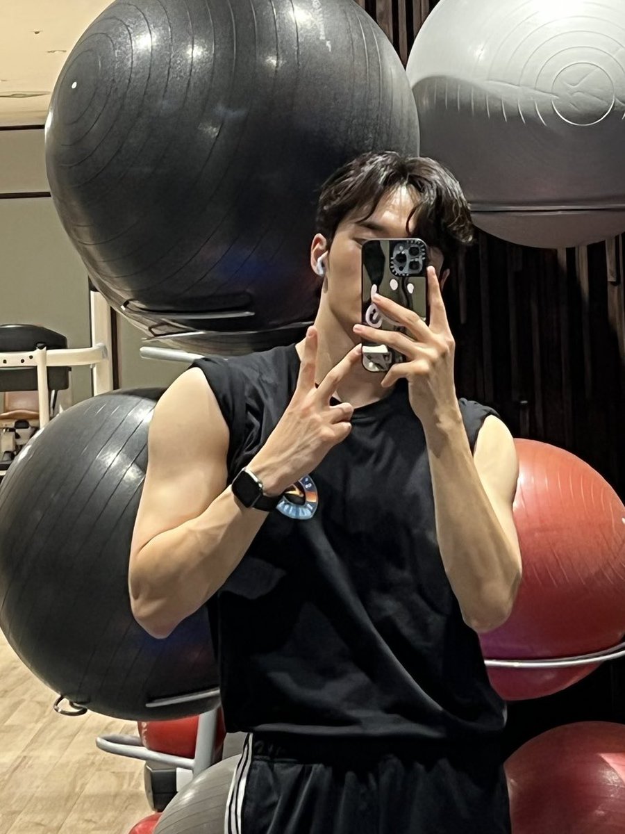 KJSdaily's tweet image. junseo gym mirror selcas 🫠

#김준서 #KIMJUNSEO