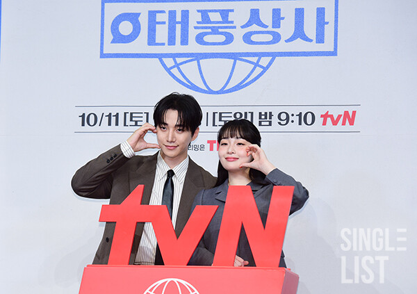 pannchoa's tweet photo. Lee Junho and Kim Minha's Typhoon Family ranks #1 on Netflix Korea for 4 days in a row
https://t.co/EuIgj3TncZ https://t.co/yVufUEp1AN