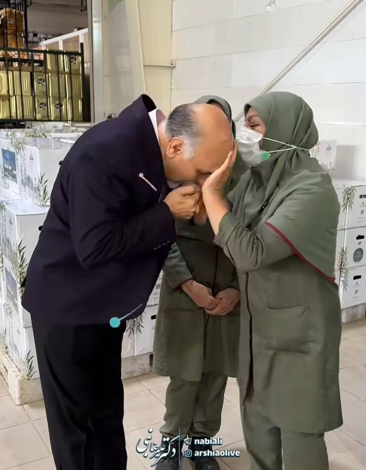 Sazokaei's tweet photo. این تنها عکس علیرضا نبی در حال لمس، بغل و بوسیدن زنان نیست؛ او پیشتر هم چنین شویی را اجرا کرده بود. فردی که شرط استخدام در شرکت‌هایش، داشتن سوء‌پیشینه است و با حضور در #محفل و #میدون تلویزیون شناخته شده، حالا با این فیلم و عکس‌ها، نقل محافل مجازی است!

#فالوبک 
#حمايت_انقلابى https://t.co/ozxB2karj7