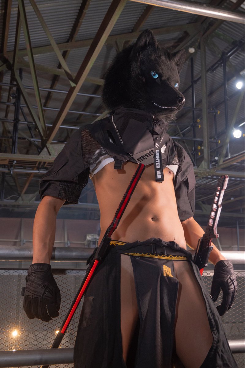 CooroWolf's tweet photo. 名無黒狼くんは暗殺者です（O
📸@GeppeiFursuit 
#FursuitFriday
#獣身売買3 https://t.co/wCDCPyKzQJ