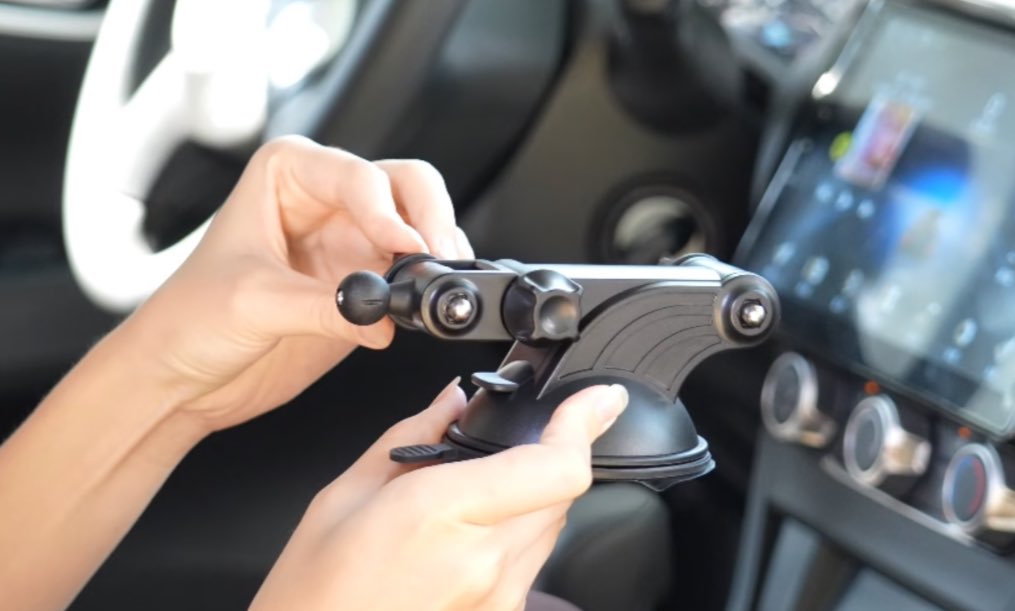 ohlpro_de's tweet image. Sofort haftend, flexibel einsetzbar! 
🚗Saugnapf Tablet Halterung für spontane Nutzung Auto!
Perfekt für alle, die ihr Tablet schnell und sicher im Auto befestigen möchten📱✨

amazon.de/dp/B0D3F3RQ5Y

#ohlpro #Saugnapfhalterung #TablethalterungAuto #AutoNavigation #autozubehör