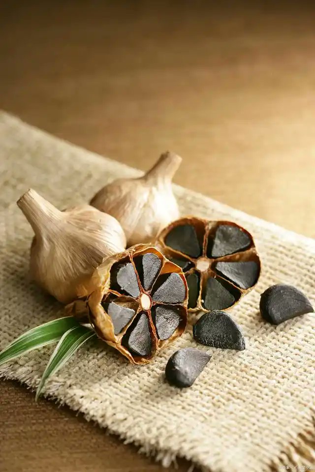 Ginger19990420's tweet image. 大连又一“黑蒜”品牌上市！
#BlackGarlic #FoodTechnology 
#AdvancedProductiveForces 
黑蒜的生产要对原料质量把控、投料卫生控制、烘烤温度时长、发酵指标设置、产品包装卫生等环节深入分析研究。大连近期有一家企业取得“黑蒜”产品的生产许可，将“黑蒜”产品顺利推向市场。这是一张黑蒜烘烤的图片。