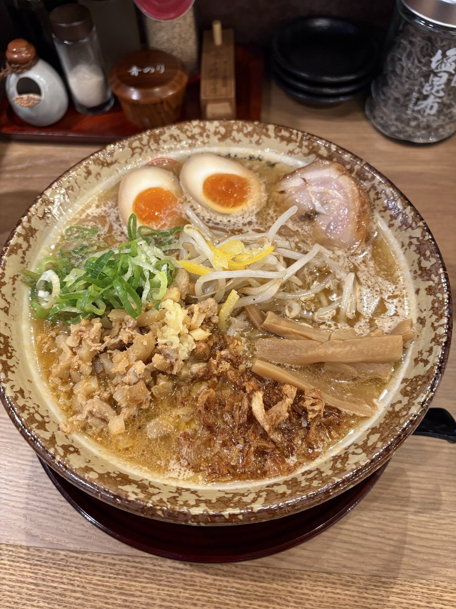 特製吟醸味噌らーめん🍜
自家製麺に炒めた野菜と濃厚なスープが合う😋
分厚いチャーシューと味玉子がのった特製をいただきます👍
#吟醸味噌らーめんまごころ亭