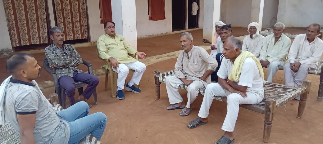 MlcSuresh's tweet image. आज मुजफ्फरनगर चरथावल के ग्राम अटाली पहुंचकर श्री विजेंद्र कश्यप जी की पूज्य माता जी के आश्रमिक निधन पर उनके परिजनों से भेंट कर शोक संवेदना व्यक्त की।

यह क्षति अपूरणीय है। माता जी एक आदर्श व्यक्तित्व की धनी थीं, जिनका जीवन सभी के लिए प्रेरणा का स्रोत था।
#sureshkashyap