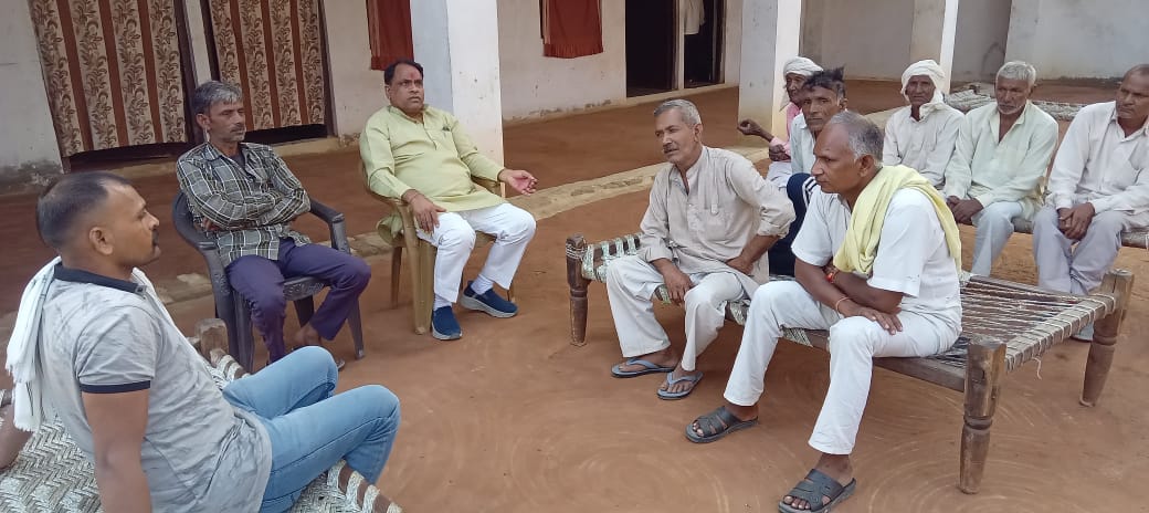 MlcSuresh's tweet image. आज मुजफ्फरनगर चरथावल के ग्राम अटाली पहुंचकर श्री विजेंद्र कश्यप जी की पूज्य माता जी के आश्रमिक निधन पर उनके परिजनों से भेंट कर शोक संवेदना व्यक्त की।

यह क्षति अपूरणीय है। माता जी एक आदर्श व्यक्तित्व की धनी थीं, जिनका जीवन सभी के लिए प्रेरणा का स्रोत था।
#sureshkashyap